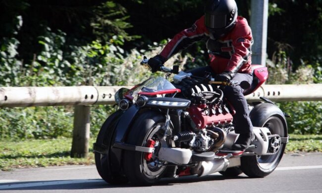 Французи створили мотоцикл-монстр з двигуном від спорткара