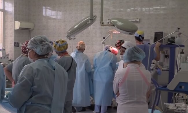 Лікарі, скріншот з відео