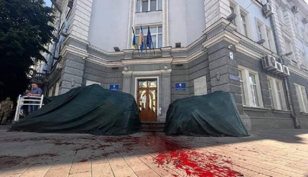 Чоловік облив кров'ю вхід у міськраду Житомира: чиновники вмить перенаправили кошти з ганебних тендерів