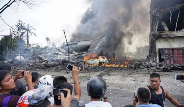 На отель в Индонезии упал самолет (фото)