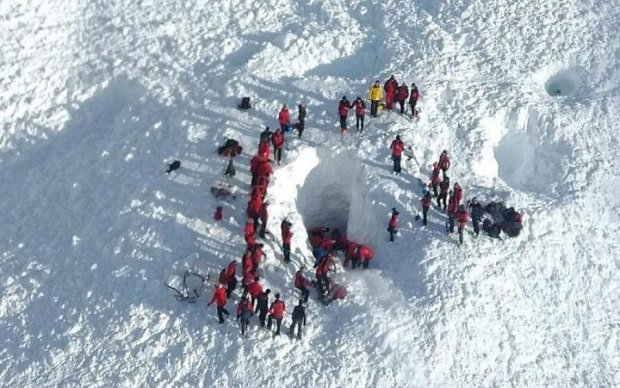 В Австрии снежная лавина погребла двух лыжников 