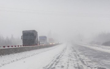 Жахливий снігопад паралізував важливу транспортну артерію