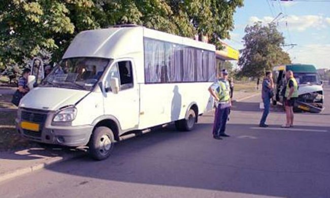 У Кривому Розі зіткнулися дві маршрутки: п'ятеро постраждалих (фото)