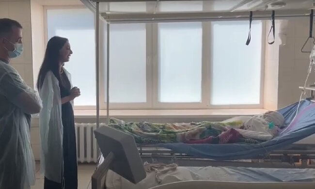 "Концерт" для покаліченого окупанта. Фото: скрін youtube