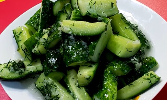 Малосольні огірки, скріншот: YouTube