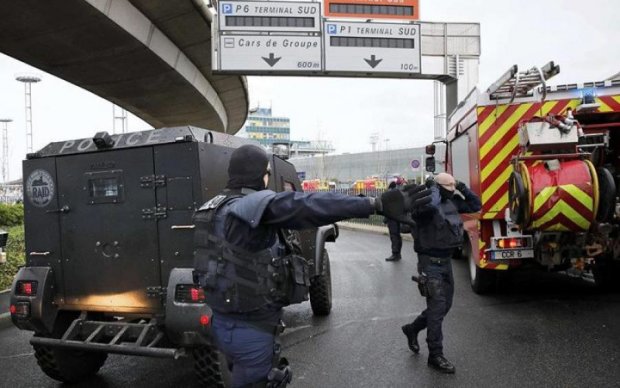 Стрельба в Париже: тысячи пассажиров эвакуировали из аэропорта