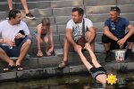 Чоловік тримав за ноги сина, поки той збирав монетки у фонтані: "Батько року"
