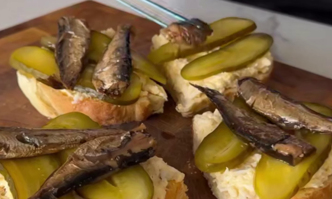 Бутерброды со шпротами, кадр из видео