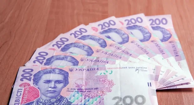 Гривню пытаются удержать на плаву: НБУ продает резервы