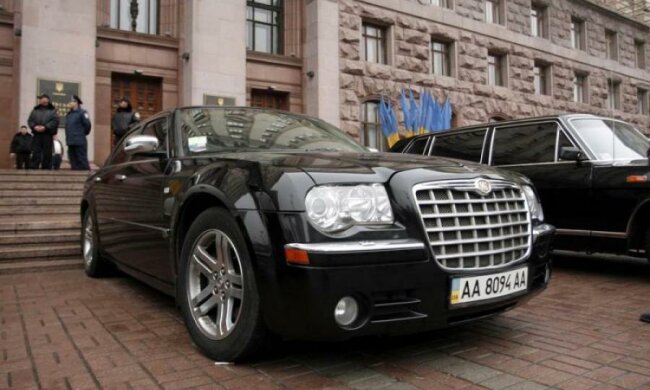 Сын депутата подзаработал на министерских авто