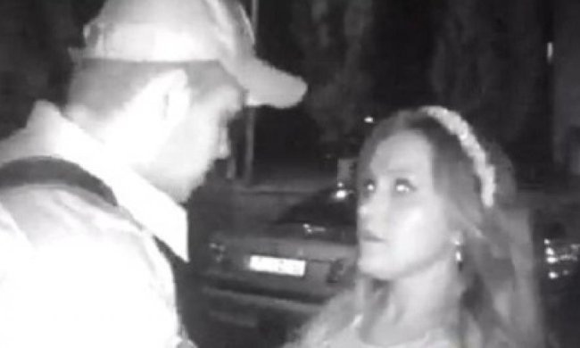 В Киеве пьяные жених и невеста набросились на патрульного (видео)