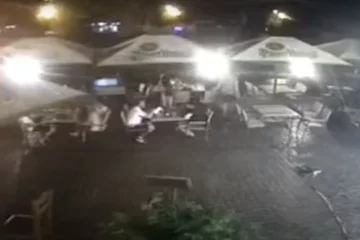 Гілка впала на відвідувачів кафе, кадр з відео