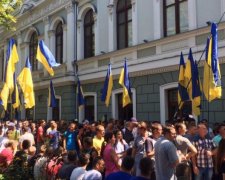 Киянину дісталося за плакат із Порошенком: відео