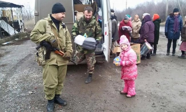 Офицеры помогают жителям на линии столкновения (фото)