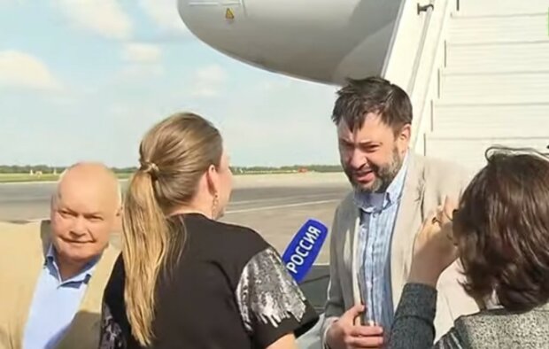 Россияне сухо встретили своих в аэропорту: два журналиста против тысяч ликующих украинцев за Сенцова и моряков