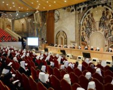 Отче наш: у Кирила плюнули на Папу Римського
