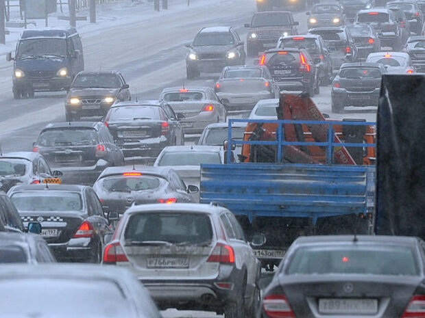 Киев парализовал внезапный снегопад, где пробки и как объехать
