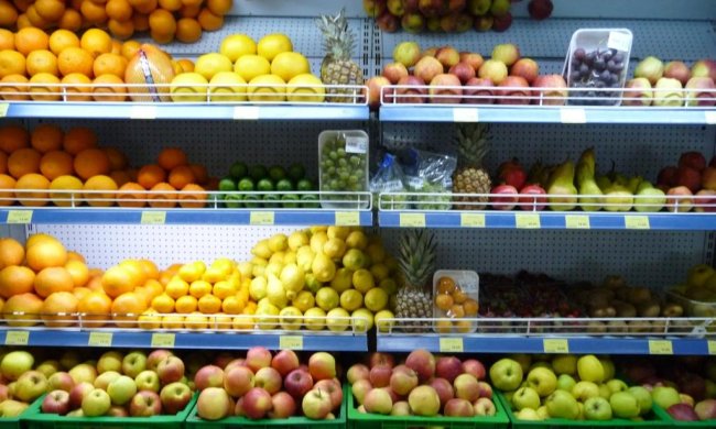 фрукти в супермаркеті