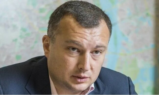Нардеп от "Слуги народа" ударил человека и спустил шины нескольким авто в Чернигове. Видео