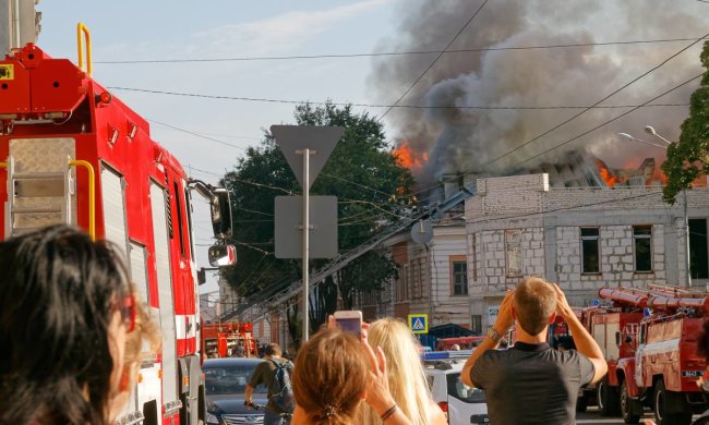 У центрі Харкова сильна пожежа, рятувальники евакуювали людей: під загрозою історична будівля