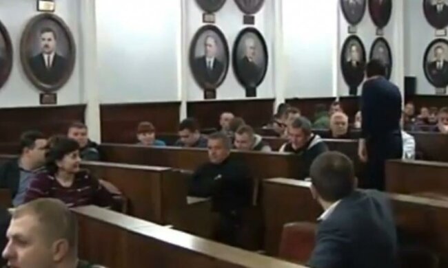 Пікет активістів у Чернівцях: депутати зібралися на екстрене засідання