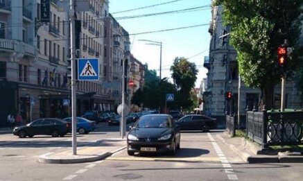 У Києві" ввічливе " авто перейшло дорогу по пішохідному переходу - городяни оніміли від нахабства