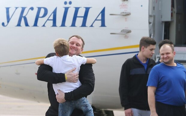 Категорический отказ Сенцова и реанимация: освобожденных украинцев привезли в больницу, детали