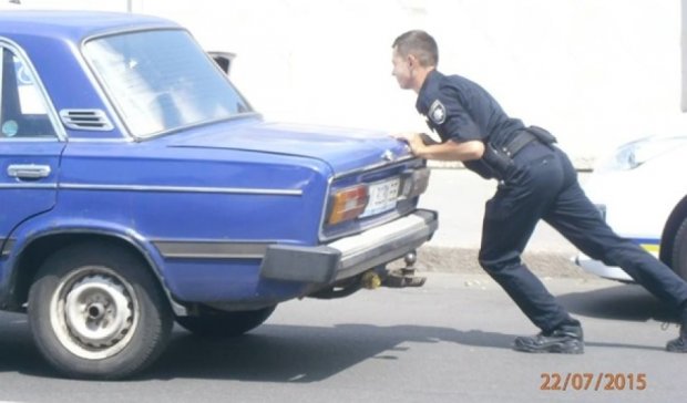 Киевский полицейский помог водителю подтолкнуть "Жигули"(фото)