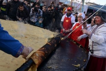 В Москве сожгли трехметровый блин (фото)