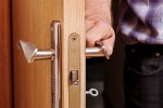"Відкривайте, у вас тече": у Києві орудують липові комунальники, як не потрапити на гачок
