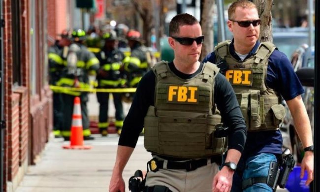 ФБР попросило Apple допомогти