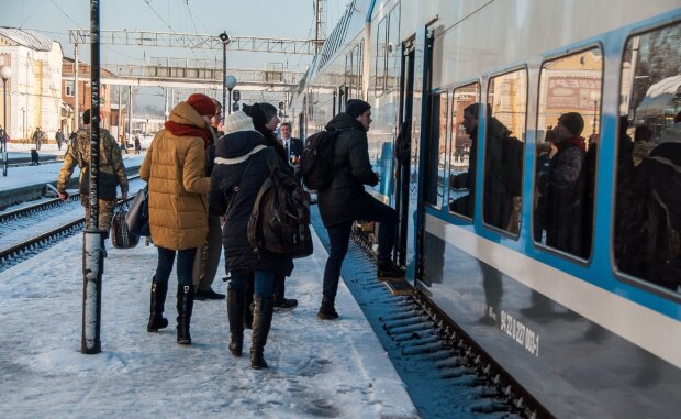 "Окно заклеено скотчем, обогреваемся паром изо рта": в сети показали, как Укрзализныця издевается над пассажирами