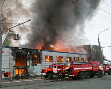 Пекельне полум'я поглинуло український ТЦ: сотні людей опинилися в пастці, рятувальники розриваються