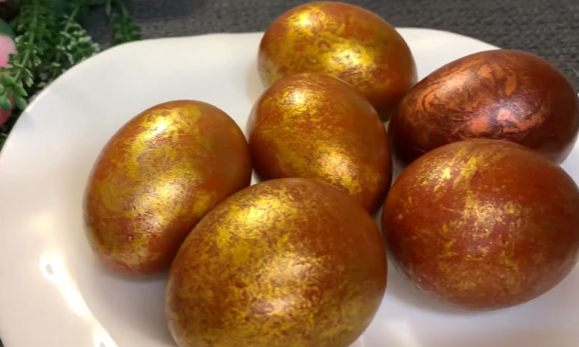 Золотые яйца на Пасху, кадр из видео