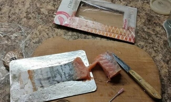 Женщина купила семгу с иглой от шприца внутри: "И рыбку съел, и вакцинировался"