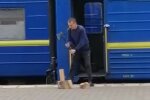Укрзализныця призналась, зачем проводник рубил дрова на перроне: "Что дают, тем и топят"