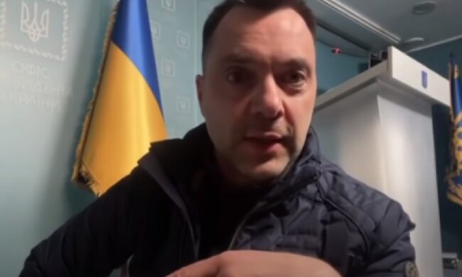 Наступ на Донбас вже почався, але сил противника не вистачає — Арестович