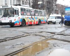 Неадекватный днепрянин ворвался в троллейбус без маски и начал угрожать водителю — пассажир угомонил буйного ценой своей руки