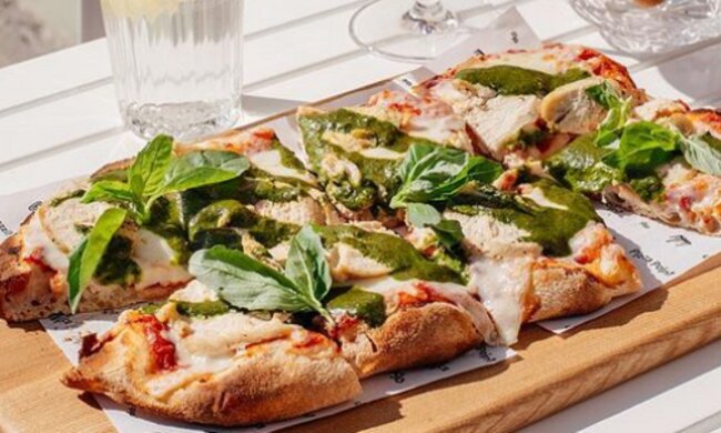 Українка поскаржилася на піцу з папером: "Як свиням"