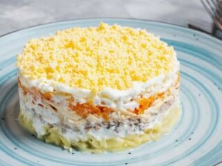 Слоеный салат с шампиньонами, курятиной и сыром