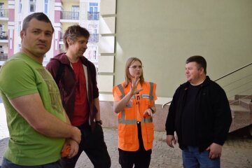 Сила в единстве: на Подоле волонтеры и коммунальщики расчистили территорию разрушенного Музея Григория Светлицкого