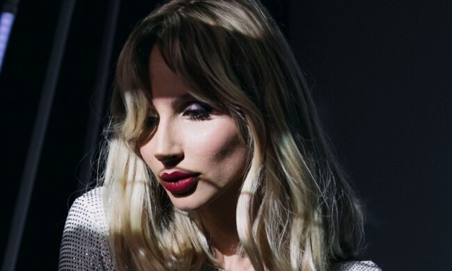 Лобода обнажила грудь и ножки прямо в гримерке, жаркие фото попали в сеть