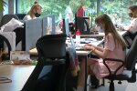 робота в офісі, скріншот з відео