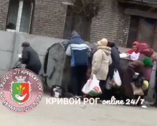 В городе Зеленского пенсионеры жадно набросились на просрочку из мусорника: "Смотреть больно"