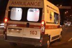 Агресивна мати побила лікаря швидкої через дитину: сім'я мовчки стояла осторонь