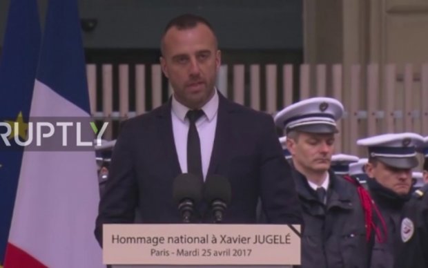 Бойфренд застреленного парижского копа выступил на церемонии прощания