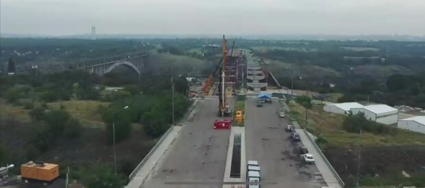 Міст під Запоріжжям "видоїв" з українців сотні мільйонів - 16 років сорому