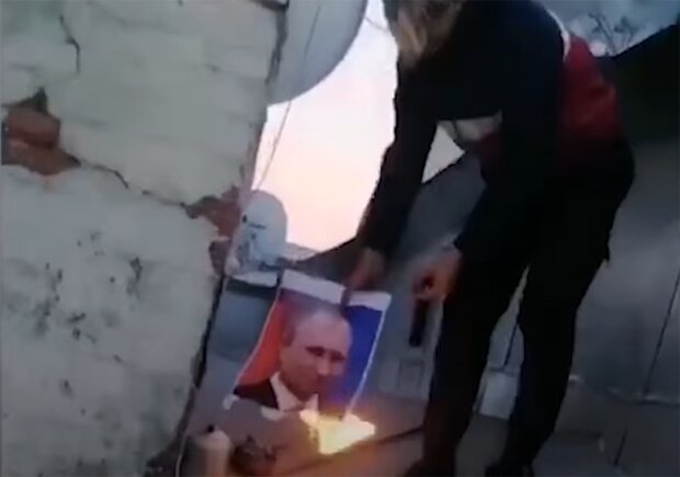 Підлітки спалили портрет Путіна на даху біля Оперного театру, скріншот