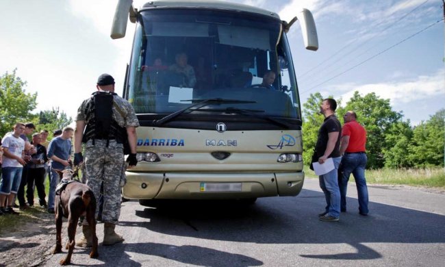 Окупанти влаштували пекло на кордоні: змушують чекати по 12 годин при +34