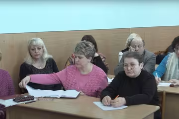 Вчителі на педраді Фото: youtube